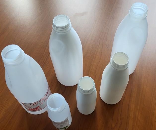 Bouteilles de lait etiquetees ou non